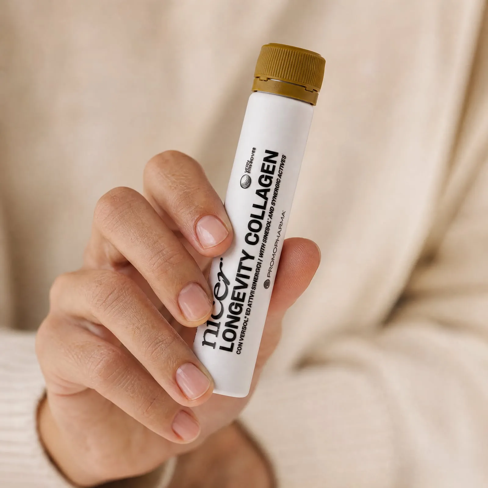 Longevity Collagen, prodotto in mano