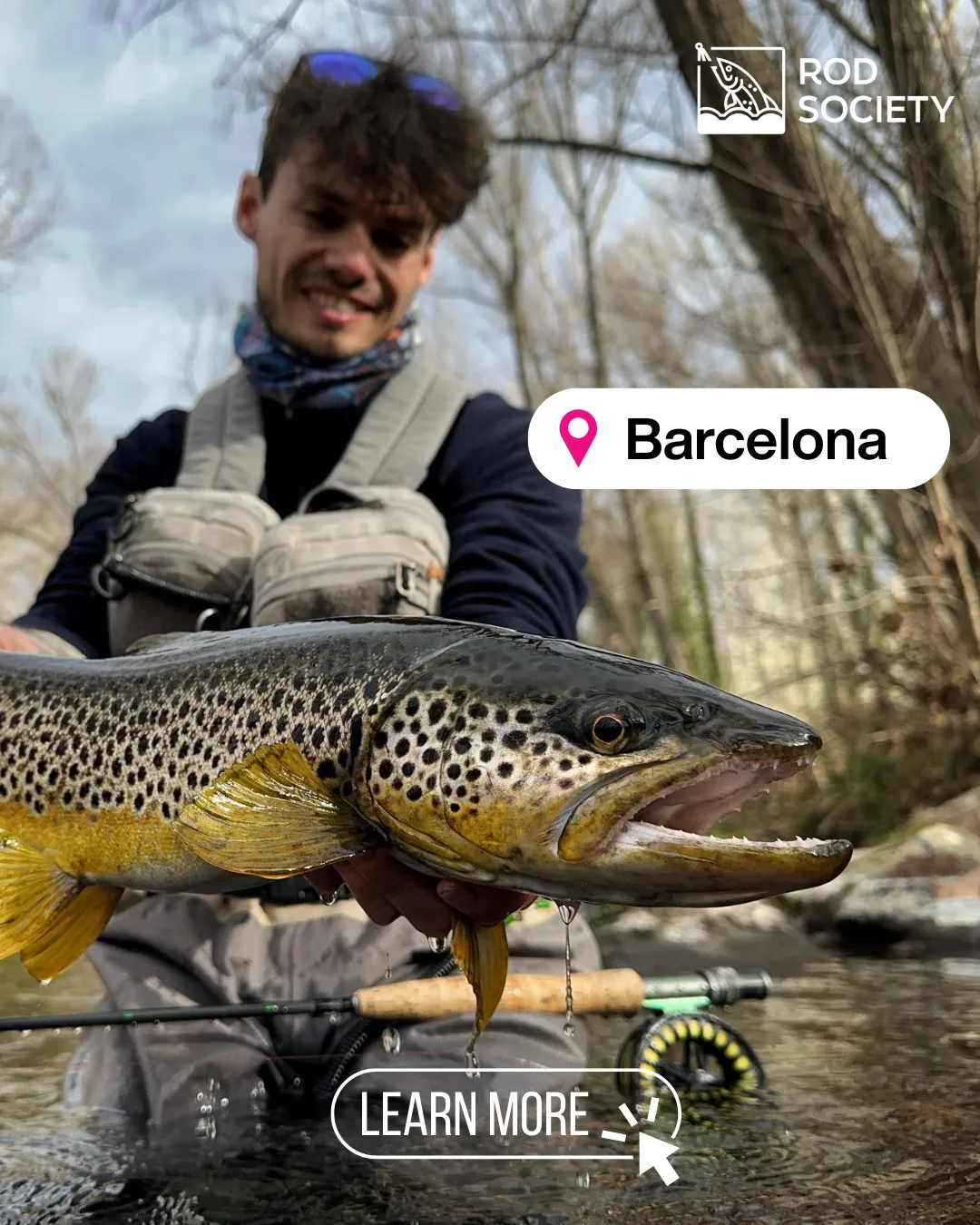 Pescatore mostra una trota appena pescata