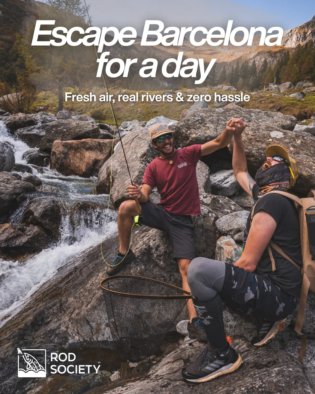 Due pescatori si danno il cinque su un fiume di montagna